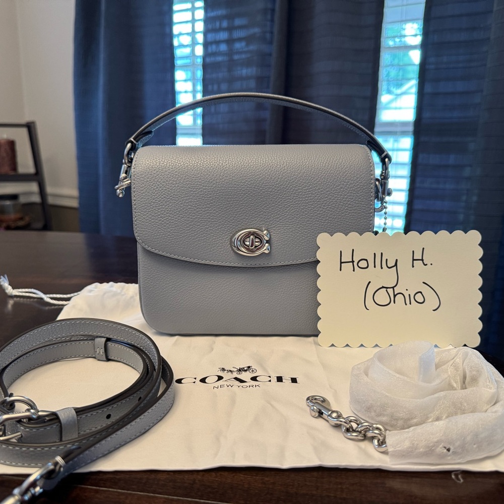 🩵 Coach Cassie Crossbody Bag 19 (in Excellent Used Condition )! 🩵